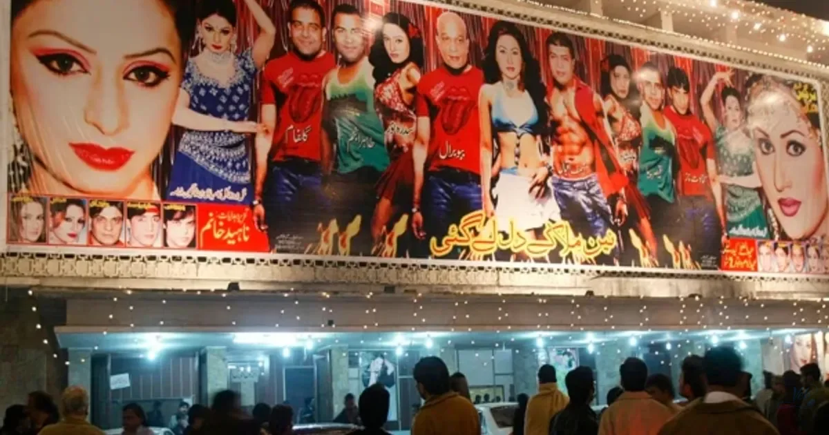 بیہودہ رقص، نازیبا اشارے؛ پنجاب میں 8 اسٹیج اداکاراؤں پر ایک